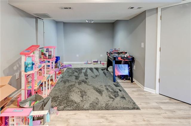 1005 NE Scenic Court, Lee's Summit, MO 64064