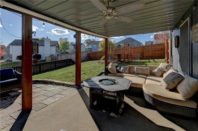 1005 NE Scenic Court, Lee's Summit, MO 64064