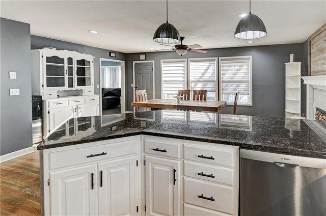 1005 NE Scenic Court, Lee's Summit, MO 64064