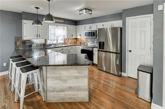 1005 NE Scenic Court, Lee's Summit, MO 64064