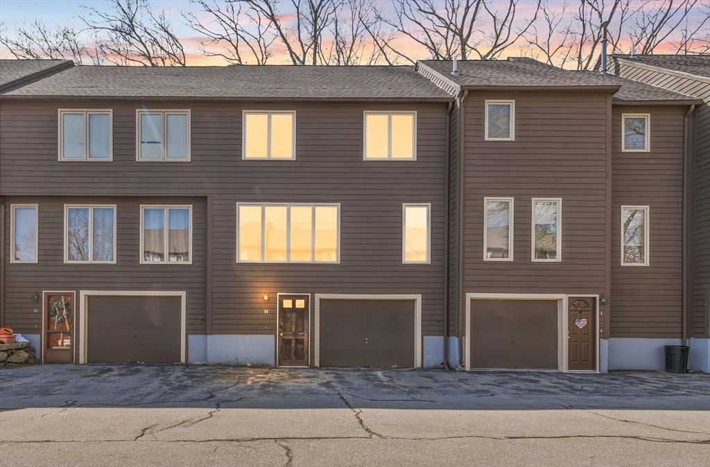 281 Boylston St H, Lowell, MA 01852