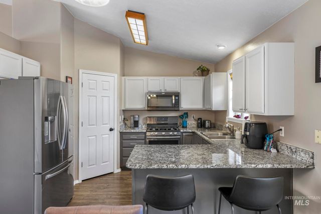 321 Cedarpark Cir, Twin Falls, ID 83301