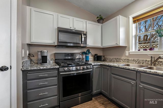 321 Cedarpark Cir, Twin Falls, ID 83301