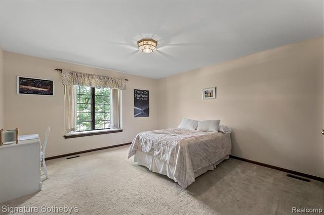 251 Woodwind Drive, Bloomfield Hills, MI 48304