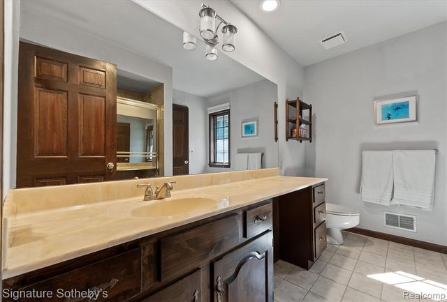 251 Woodwind Drive, Bloomfield Hills, MI 48304