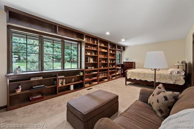 251 Woodwind Drive, Bloomfield Hills, MI 48304