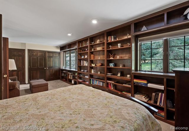 251 Woodwind Drive, Bloomfield Hills, MI 48304