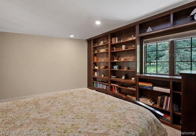 251 Woodwind Drive, Bloomfield Hills, MI 48304
