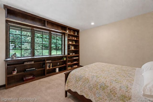 251 Woodwind Drive, Bloomfield Hills, MI 48304