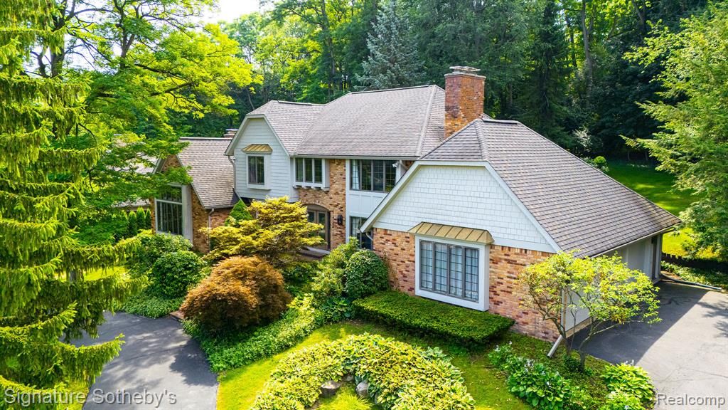 251 Woodwind Drive, Bloomfield Hills, MI 48304