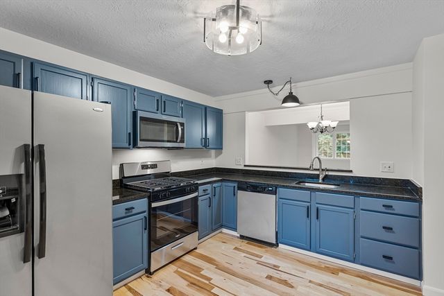 11 Rosewood Ln 11, Hopkinton, MA 01748