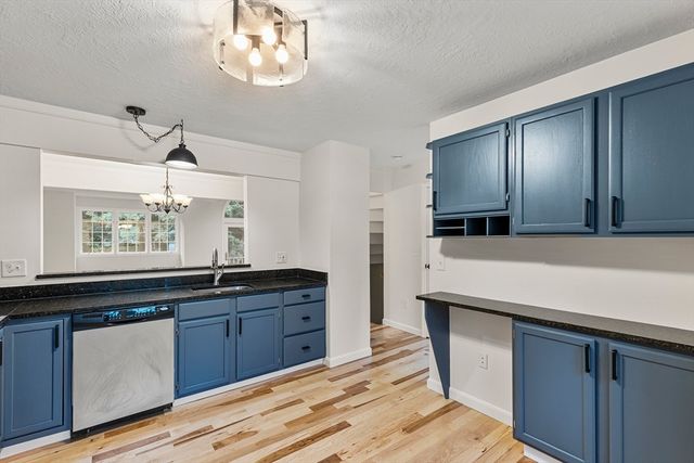 11 Rosewood Ln 11, Hopkinton, MA 01748