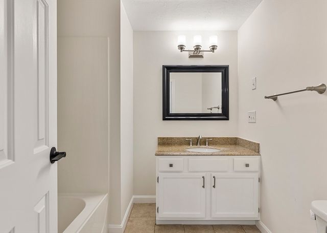 11 Rosewood Ln 11, Hopkinton, MA 01748