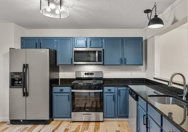 11 Rosewood Ln 11, Hopkinton, MA 01748