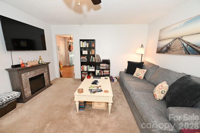 236 17th Avenue SE, Hickory, NC 28602