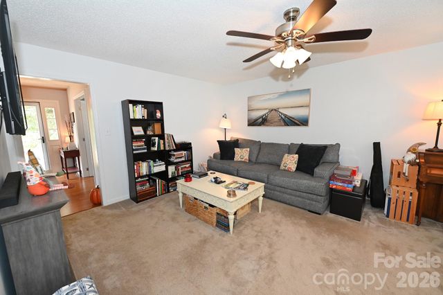 236 17th Avenue SE, Hickory, NC 28602