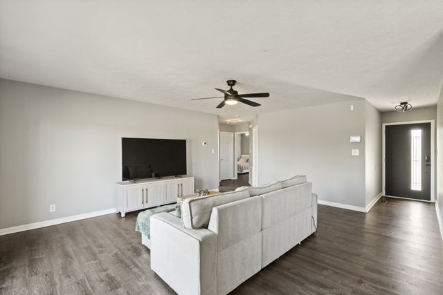 707 Shetland Dr, Oak Grove, KY 42262