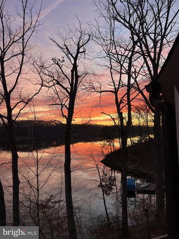 2490 TREE HOUSE DR, Woodbridge, VA 22192