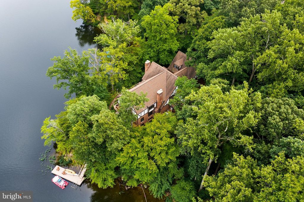 2490 TREE HOUSE DR, Woodbridge, VA 22192