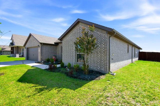 420 Basalt Drive, Azle, TX 76020