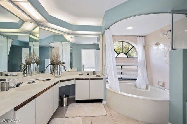 592 Beachwalk CIR N-304, Naples, FL 34108