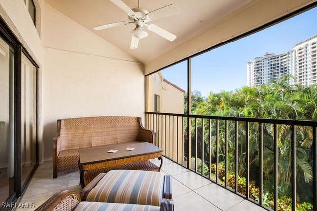 592 Beachwalk CIR N-304, Naples, FL 34108