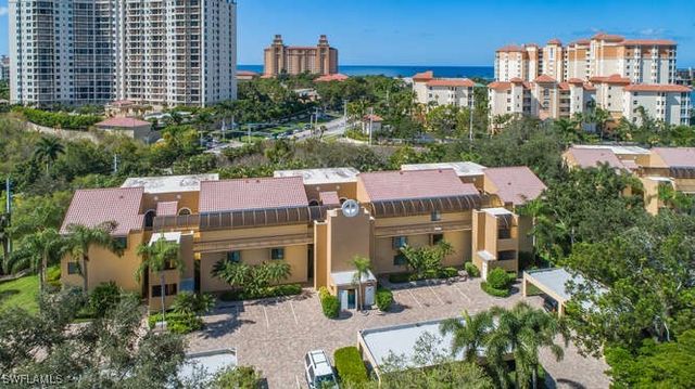 592 Beachwalk CIR N-304, Naples, FL 34108