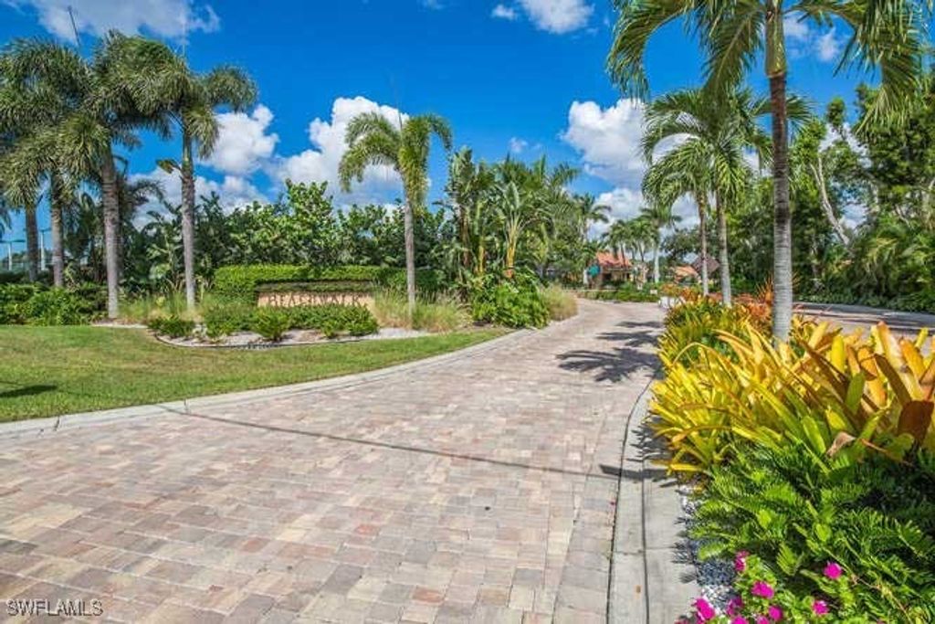 592 Beachwalk CIR N-304, Naples, FL 34108