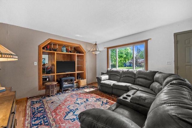 W271N2641 Pear Tree LANE, Pewaukee, WI 53072
