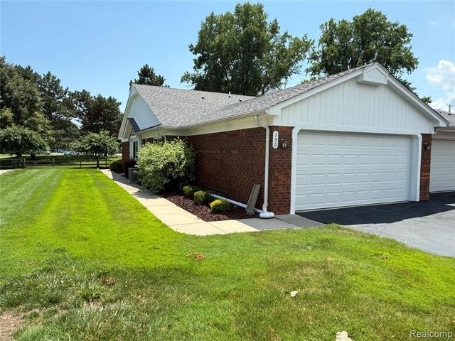 730 Country Club Dr Drive 36, Saint Clair Shores, MI 48082