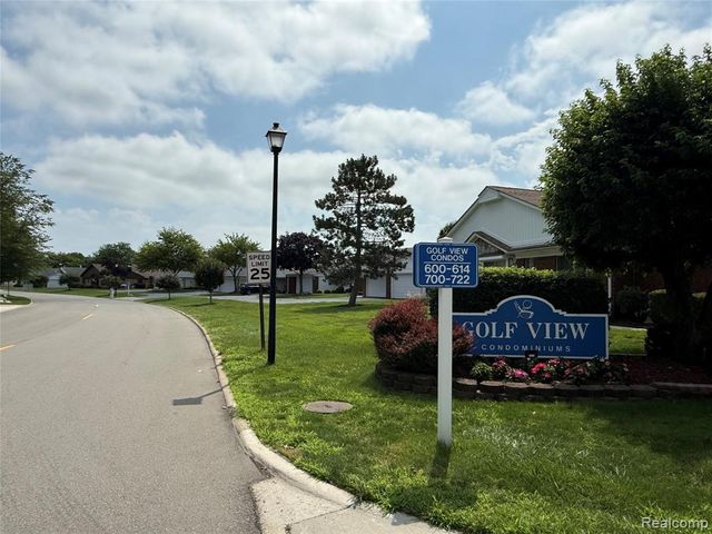 730 Country Club Dr Drive 36, Saint Clair Shores, MI 48082