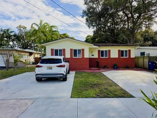 31 SW 8th Street 1, Hallandale Beach, FL 33009