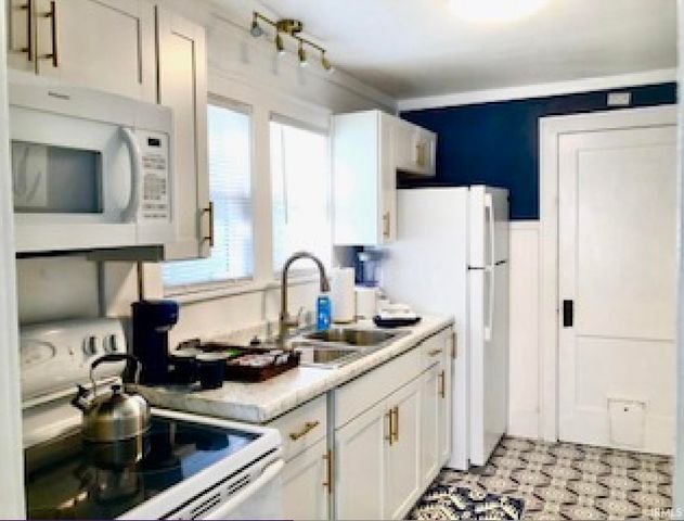 927 S Twyckenham Drive, South Bend, IN 46615