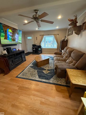 20300 Ellis Street, Roseville, MI 48066