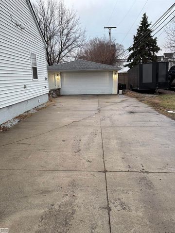 20300 Ellis Street, Roseville, MI 48066