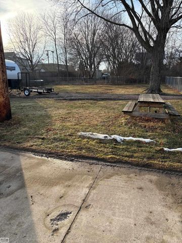 20300 Ellis Street, Roseville, MI 48066