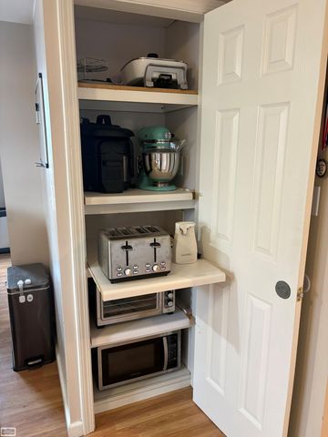 20300 Ellis Street, Roseville, MI 48066