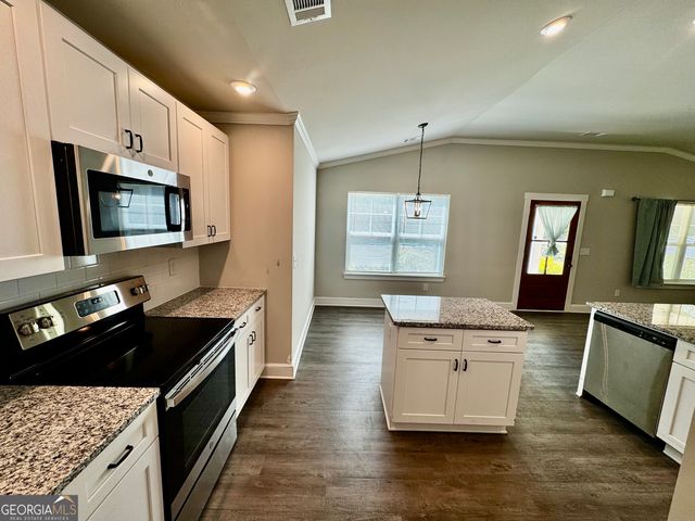 1037 E Doyle Street, Toccoa, GA 30577