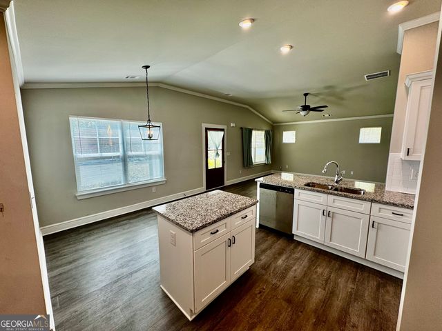 1037 E Doyle Street, Toccoa, GA 30577