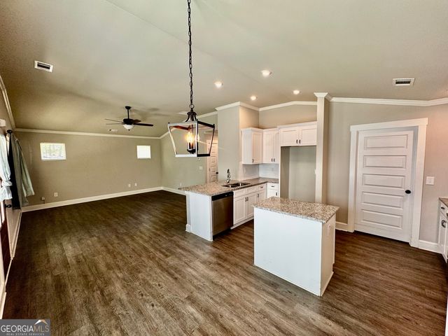 1037 E Doyle Street, Toccoa, GA 30577