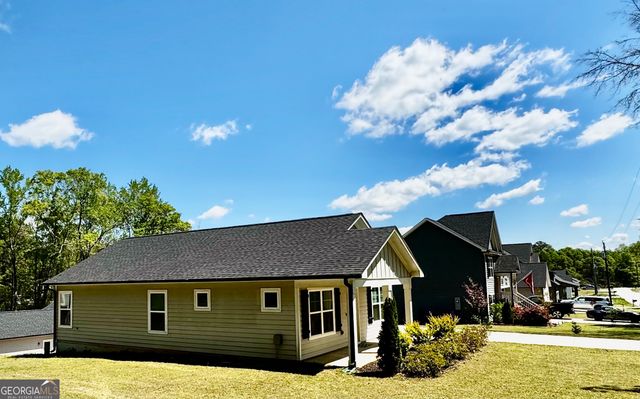 1037 E Doyle Street, Toccoa, GA 30577