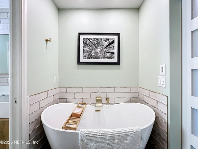 2009 SEMINOLE Road 2009, Atlantic Beach, FL 32233