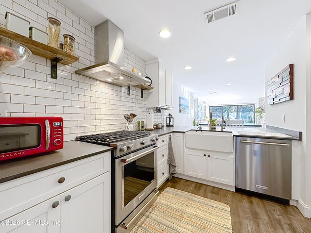 2009 SEMINOLE Road 2009, Atlantic Beach, FL 32233