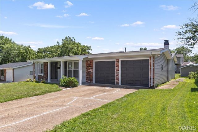 1350 Navajo Lane, Florissant, MO 63033