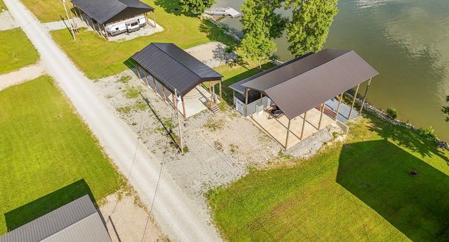 1085 Wc Pickett Rd, Clifton, TN 38425