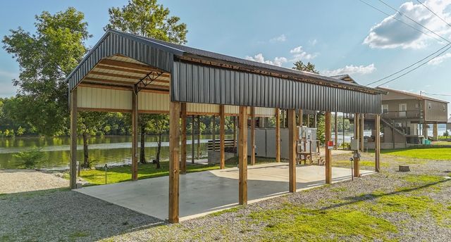 1085 Wc Pickett Rd, Clifton, TN 38425