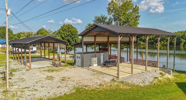 1085 Wc Pickett Rd, Clifton, TN 38425