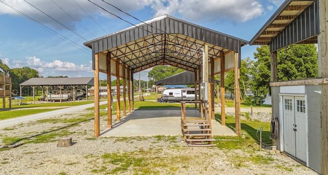 1085 Wc Pickett Rd, Clifton, TN 38425