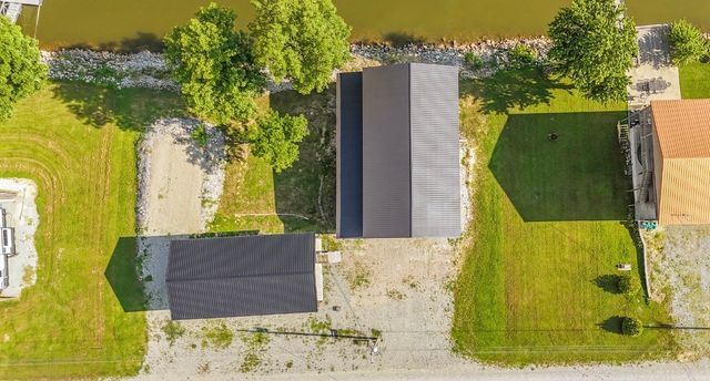 1085 Wc Pickett Rd, Clifton, TN 38425