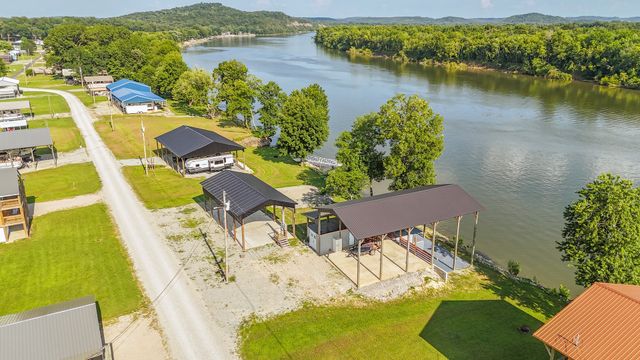 1085 Wc Pickett Rd, Clifton, TN 38425